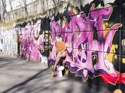 Esibizionista nuda per strada a Milano