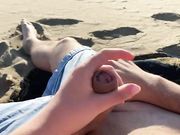 Faccio una sega in spiaggia a mio marito