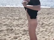 Moglie nuda in spiaggia
