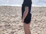 Moglie nuda in spiaggia