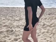 Moglie nuda in spiaggia