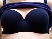 Reggiseno blu e tette piccole