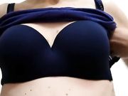 Reggiseno blu e tette piccole