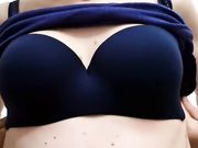 Reggiseno blu e tette piccole