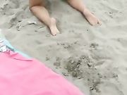 Esibizionista in spiaggi in topless