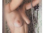 Eva sotto la doccia
