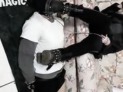 Schiavo lecca suole fangose della mistress