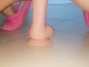 Mi scopo col dildo sul pavimento