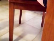 In lingerie giocando sotto il tavolo