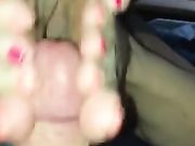 Footjob e bella sborrata fidanzata con sexy piedini