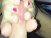 Footjob e bella sborrata fidanzata con sexy piedini