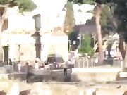 Coppia beccata a scopare in centro a Roma