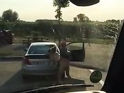Coppia beccata da camionista a scopare in pubblico