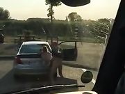 Coppia beccata da camionista a scopare in pubblico