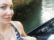 La pornostar Sissi Neri in gondola a Venezia