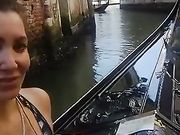 La pornostar Sissi Neri in gondola a Venezia