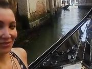La pornostar Sissi Neri in gondola a Venezia