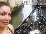 La pornostar Sissi Neri in gondola a Venezia