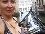 La pornostar Sissi Neri in gondola a Venezia