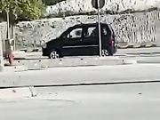 Coppia beccata a scopare in macchina