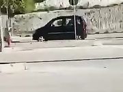 Coppia beccata a scopare in macchina