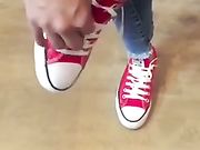 Piedini e scarpe converse