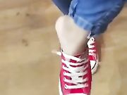 Piedini e scarpe converse