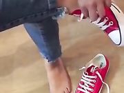 Piedini e scarpe converse