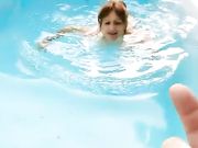 Pompino in piscina moglie italiana matura