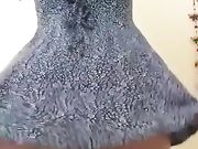 Morettina alza la gonna e mostra la fica