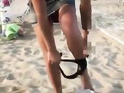 In spiaggia si leva le mutandine
