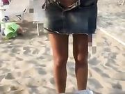 In spiaggia si leva le mutandine