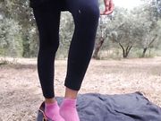 Dopo una corsetta la troia si masturba in campagna