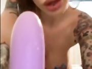 Figa tatuata con dildo