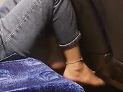 Filma i piedi di una ragazza su mezzo pubblico