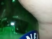 Masturbata con la bottiglia di birra