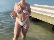 Ferragosto in topless moglie al mare