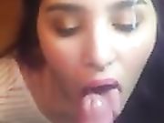 maschio sborra in faccia alla ragazza