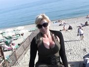 Le voglie estive di Viky Moore - Video porno italiano