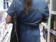 Moglie filmata al supermercato in minigonna