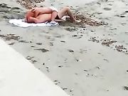 Coppia scopa in spiaggia alle mura di Trapani