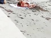 Coppia scopa in spiaggia alle mura di Trapani