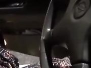 Italiana si masturba in auto di notte nel parcheggio