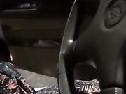 Italiana si masturba in auto di notte nel parcheggio