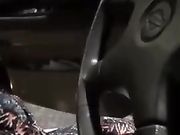 Italiana si masturba in auto di notte nel parcheggio