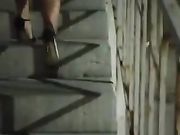Salendo le scale mostrando il culo