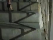 Salendo le scale mostrando il culo