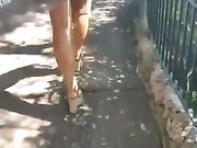 Italiana passeggia mostrando il suo bel culetto sodo