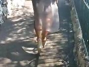 Italiana passeggia mostrando il suo bel culetto sodo