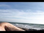 Gioca col cazzo in riva al mare coppia nudista